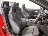 【コックピットシート】BMW車の主役席。車体中央にくる様に配置し車両重心とが一致する事でドライバーと車との一体感あるドライビングを実現。人間工学に基づき形成した形状が長時間のドライブ疲労も軽減します!