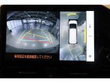 パノラミックビューモニター付きです。車両を上から見たような映像をディスプレイ画面上に表示。運転席からの目視だけでは見にくい、車両周辺の状況をリアルタイムでしっかり確認できます。