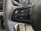 ステアリングには運転中でも簡単に操作できる各種スイッチついてます