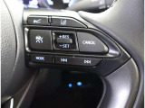 運転中、オーディオの操作をしてて、ハッとしたことはありませんか?ステアリングスイッチは、運転中でもハンドルでオーディオの操作が可能です。