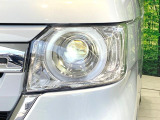 【LEDヘッドライト】悪天候や夜間走行時も良好な視界を確保し安心して運転できる高輝度LEDヘッドライトを装備!点灯速度が早く、消費電力も抑えられています。