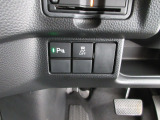 パーキングセンサーや横滑りを防ぐVSA等のスイッチ類は運転席の右側、手の届きやすい位置にあります。