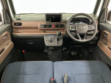 【インパネ】運転のしやすさを最優先に設計された見晴らしの良いフロントビュー。車両間隔が掴みやすく狭い道でも安心♪「安全」と「品質」を最優先に、安心してお乗りいただけるクルマを提供いたします。