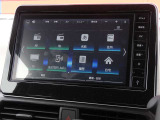 ナビは。地デジTV、FM/AM、ネット動画、レコーダーリンク、Bluetooth Audio、USBメモリー(音楽/動画F再生)、iPod/iPhoneの音楽再生、ハンズフリー、スマホ連携、スマホでの地図更新が可能な高性能大型ナビです。