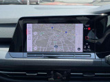 スマートフォン用アプリ[Apple CarPlay][Android Auto]対応の純正ナビ Discover Pro を装備、ラジオ、地デジTV、Bluetoothハンズフリー通話にも対応。