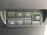 【ステアリングヒーター】冬場に冷たくなりやすい革巻きステアリングを、スイッチ一つで素早く適温に!エアコンよりも早く温まってくれるので、寒い日の運転も快適になりますね♪