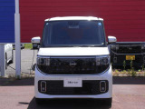 迫力あるハイウェイスター専用外装〈フロントグリル、フロントバンパー〉ですね。LEDヘッドランプ&LEDフォグランプを搭載!ハイビームアシスト+ オートライトシステムも装備し、夜間走行も安心快適です。