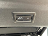 パワーゲート】電動パワーゲートです。開閉がボタン1つで開け閉め行えます。また、状況に応じてのトランクハッチ開閉量を簡単に設定可能です。スマートオープナーも便利な機能です。ぜひお試しください。