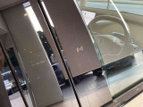 本車両にはエンジンスタートボタン(起動スイッチ)がありません。キーを持って運転席に座るだけでシステムが起動する、最新のスマートシステムです。