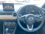 【運転席インテリアデザイン】左右対称のインテリアデザインでドライバーを包み込み運転に集中できるように設計されています。