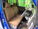 運転席まわりには十分なスペースがあり、大柄な方でもゆったり運転していただける環境です。