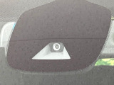 【インテリジェントエマージェンシーブレーキ】フロントカメラで前方の車両や歩行者を検知。衝突しそうな時は衝突被害軽減ブレーキが作動、衝突回避をサポート。より安全にドライブをお楽しみいただけます。