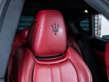 ヘッドレストトライデントロゴが内装の印象を更に引き締めます。