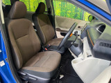 運転席まわりには十分なスペースがあり、大柄な方でもゆったり運転していただける環境です。