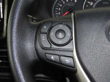 ステアリングスイッチ付きで、運転中に視線を前に向けたまま操作できます。