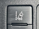 【車線逸脱警報】走行中に車線からはみ出そうになるとカメラで検知してブザーと警告表示で安心安全をサポートしてくれる機能です。