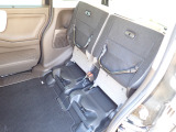 ◆チップアップ&ダイブダウン機構付【ULTR SEAT】は後席座面を左右分割で跳ね上げることができます。トランクで積載できない背の高い荷物をラクラク収納できます。ホンダ車ならではの人気装備です。