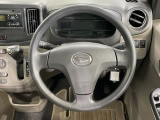 インテリアに合わせたデザインのステアリングは、運転される方のことも考え、運転しやすい形状、大きさです。是非一度、実際に触ってお確かめください。