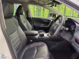 運転席シート廻りは使用感も少なく、良好な状態となっています。前オーナー様が丁寧に使っていたことがよくわかりますね。