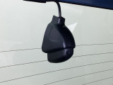 後方にもドライブレコーダーのカメラが付いています。前後両方でお車の周りを監視・記録いたします。