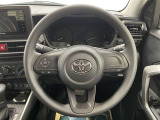 快適な操作性の運転席、ハンドルも綺麗に清掃済みです!もちろん安全を守るエアバッグも装備しているので安心してお乗りいただけます(^^)