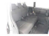 後席シートは分割可倒式。乗せる荷物や乗車人数に合わせて片側ずつ倒すことが出来ます。