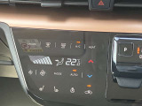 フルオートエアコン搭載。温度設定だけで、車内はいつも快適な空間を維持できます。