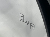 【ブラインドスポットモニター】走行中、ドアミラーの死角になりやすい箇所に後続車が接近するとサイドミラーのレンズに警告を表示!ドライバーに注意喚起をしてくれます。
