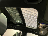 パノラミックルーフで明るい車内と開放感あるドライブをお楽しみいただけます。