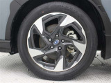 純正アルミホイールは精度が高く、走行の安定性が優れています。タイヤサイズ225/55R18