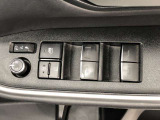 パワーウィンドは今や当たり前の機能ですが、無いと困る機能です。運転席からの操作で、全席の窓を振るオープンにしたり、フルクローズが可能です。
