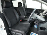 運転席のスペースはゆったりしていて、視界も広く確保されているので普段の運転からロングドライブまで快適です。