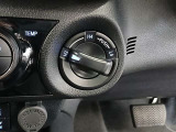 「H2/H4/L4」スイッチは、街中では軽快なH2、砂利道や雪道では安定のH4、ぬかるみや急斜面では力強いL4へと、路面に合わせて瞬時に切り替えられる走破性アップの重要装備です