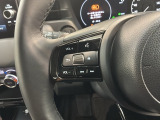 ステアリングにオーディオ操作スイッチが付いています。オーディオ画面に直接タッチしなくても操作が出来ますので、運転に集中できます。