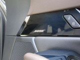 BOSEサウンドシステムを搭載。「良い音を出す」ではなく、その車種のごとに特徴を計算(車種専用設計)し、「反響音」を作り出すことによってどの座席でも自分中心で音が聴こえ、「心地よい空間」を作り出します。
