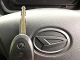 【キーレス】少し離れた場所からでもボタン一つでドアの開錠・施錠ができるのでとっても便利!ドアの鍵穴周りに傷をつけることもありません♪