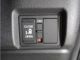 【パワースライドドア】車外・車内のドアハンドルからはもちろん、運転席スイッチやリモコンキーからも開閉操作が可能。挟み込み防止機能もあり、お子さまの乗り降りも安心。