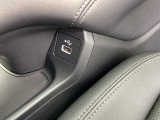 運転席・助手席側センターコンソール脇に充電設備等ございます。