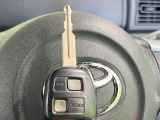 【キーレス】少し離れた場所からでもボタン一つでドアの開錠・施錠ができるのでとっても便利!ドアの鍵穴周りに傷をつけることもありません♪