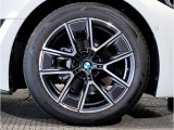BMWの純正アロイホイールは軽量かつ強度にも優れているホイールで走行性能を引き上げる設計になっております。足元にもBMWは妥協がなくこだわっている個所になります。