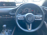【運転席インテリアデザイン】左右対称のインテリアデザインでドライバーを包み込み運転に集中できるように設計されています。