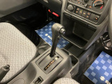 【フロアシフト】シンプルで操作性に優れたフロアシフト。