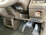左側に高速で便利なETCがあり、横滑りを防ぐVSAなどのスイッチは、運転席の右側、手の届きやすい位置にあります。