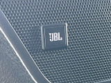 【JBLサウンドシステム】メーカーオプションの高品位サウンドシステムを搭載。専用のチューニングが施された大小様々なスピーカーから良質なサウンドが奏でられ、臨場感あふれる音響空間を演出します。