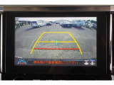【バックモニター】 後退時に車両の後ろ側を表示します。車庫入れなどでバックする際に安心です。