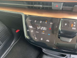 タッチパネル式のオートエアコン。お掃除もしやすいですよ。