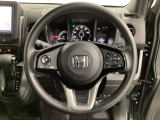 ハンドルにHondaセンシング系のクルーズコントロールやレーンキープアシストなどのスイッチと、オーディオの操作スイッチが装備されています。ハンドルから手を離さず安全に操作できます。