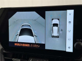 パノラミックビューモニターを装備。駐車場や交差点でクルマを真上から見るように周囲を確認できます。機能の詳細は販売店スタッフまでおたずねください。