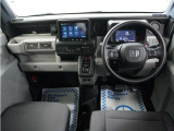 運転にかかわる様々な操作を安全に行えるように視点移動が少なく、操作性に配慮されたスイッチ類が凝縮されたコクピットです。