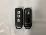 スマートキー付きですからドアロックの開閉およびエンジンスタートが楽々です。電動スライドドアの開け閉めもボタンで操作できます。スペアキーも同じものを用意しております。